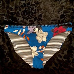 4/$25 NWT--Women's Red Carter Floral Lola Full Cut Bikini Bottom Medium